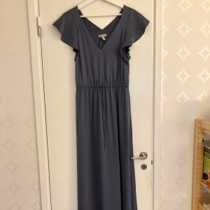 Blå grå balklänning - golvlång klänning från H&M. Storlek 36  Färgen syns bäst på sista bilden.