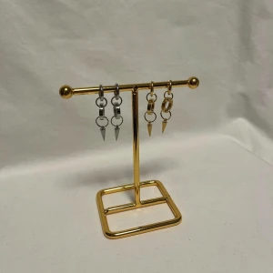 Örhängen  - Sjukt snygga örhängen! Finns i guld och silver.  Köp för 89kr/st Eller 169kr/paret. Modell 142 Smyckes ställningen finns även att köpa för 299kr!