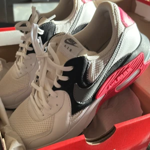 Nike air Max 90 storlek 39 - Använda max några gånger, står bara och dammar så bättre att dom gör någon annan glad!  Frakt tillkommer på ungefär 80kr (spårbart postnord) 