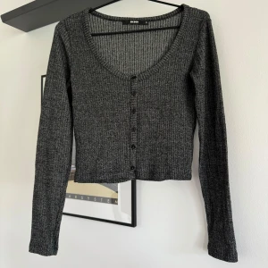 Långärmad tröja - Lite kortare i magen, går till precis under naveln på mig. Knapparna går att knäppa upp.   Katt finns i hemmet!