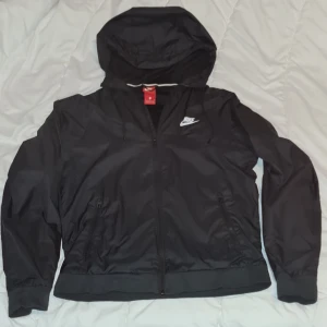 Nike fritidsjacka, regnjacka svart. S. - Nike jacka Storlek Small.  Fint skick Två ytterfickor med dragkedja. Huva, hoodie.  Fläckfritt, djurfritt o rökfri. 