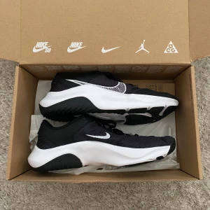 NIKE träningsskor  - Snygga och bekväma Nike W Legend Essential 3 Next Nature sneakers i svart. Perfekta för träning eller vardagsbruk. Helt oanvända 💎💖 Inköpspris: 849kr