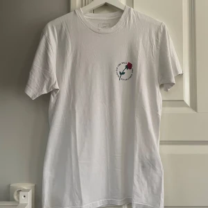 T-shirt Vans - Sjukt snygg tisha från Vans i färgen vit. Använd sparsamt och inga defekter.  Storlek: S