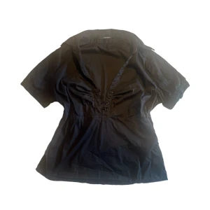 Kortärmad skjorta  - Så snygg svart kortärmad skjorta från Vero Moda🫶🏻 Den är figursydd o sitter så fint🥰 Står strlk L i lappen men passar mig bra som oftast bär S så skulle snarare säga att den är S/M. Skriv vid intresse elr frågor😊💞 Köp nu går även bra o använda💓🙌🏼🙌🏼