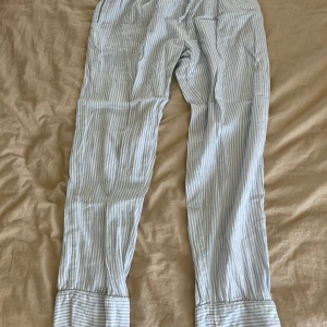 Blå randiga pyjamas byxor  - Super fina o sköna pyjamas byxor använda 1 gång🥰finns att matcha med tillhörande skjorta som jag också säljer!
