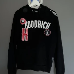 Hoodrich hoodie  - En svart hoodrich Hofor som bara hänger i garderoben 