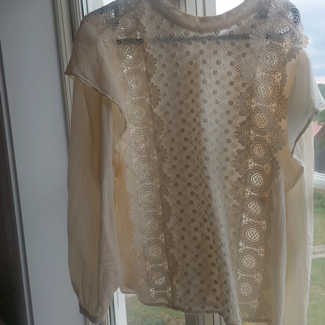 Blommig beige blus