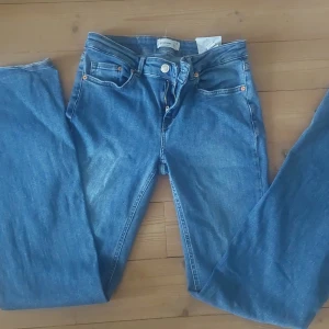 Ljusblåa jeans - Jätte snygga ljusblåa jeans💞 Dommid waiste🌻 Jag är 169cm och tycker dom är lite långa vid fötterna 💐🫧
