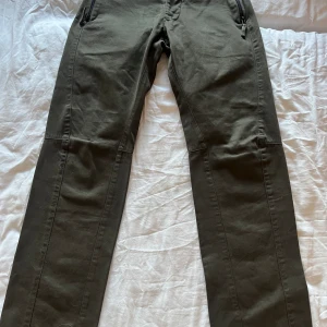 Stone island byxor  - Nästan helt oanvända stone island byxor. Straight fit. Passar på mig som är 180 cm.