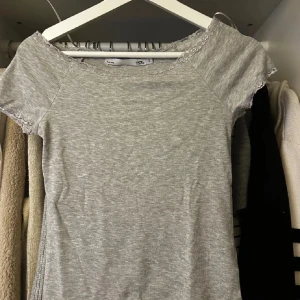 grå t-shirt - ❗️BILDEN ÄR IFRÅN DEN SOM JAG KÖPTE DEN AV❗️säljer den här jätte fina gråa t-shirten som tyvärr inte kommer till användning❤️ passar både XS och S!