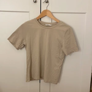 T-shirt - En beige T-shirt i storlek XS, superfin till sommaren 💘 köpt för två år sen, bra skick, säg till om fler bilder behövs! 