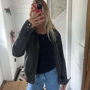 Vintage brun skinnjacka  - Super snygg brun skinnjacka! Den är oversize och använts fåtal gånger!❤️