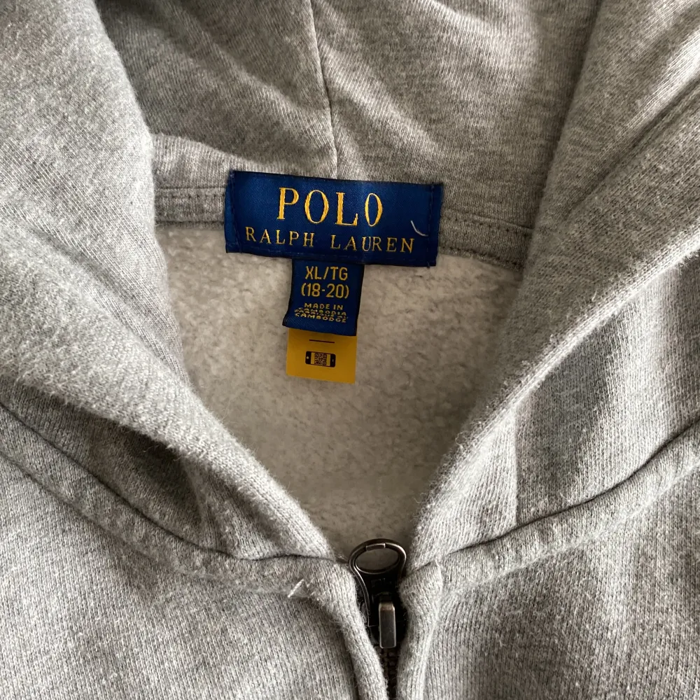 Hej säljer nu en riktigt snygg Ralph lauren zip för att den är för stor. Den är  använd en gång och är som ny. skick 9/10 bara att höra av sig vid funderingar.🔥🔥🔥. Hoodies.