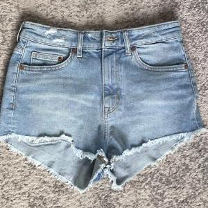 Jeans shorts - Ljusblåa jeansshorts med stretch material, knappt använda.