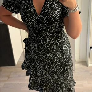 Vero Moda klänning - En svart och vit prickig vero Moda klänning, köptes förra året men har inte kommit till användning, köparen står för frakten