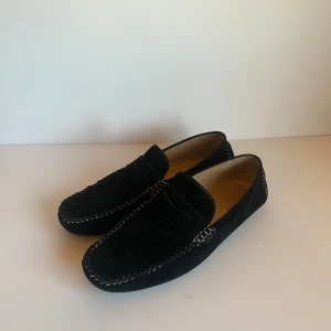 Loafers  - Jag säljer ett par otroligt snygga och stilrena Loafers i stl 43-44! Skorna är perfekta till sommaren men trots detta har dom inte kommit till användning och därför säljs dom nu! Dom är producerade i Frankrike med kvalitet jag absolut inte tvivlar på.