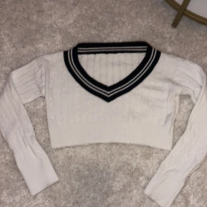 Topp - Söt topp från SHEIN. Aldrig använd. Väldigt fin, skön och figursydd. Finns i Göteborg att hämtas eller fraktas. 