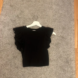 Svart topp zara - Snygg svart topp från zara i nyskick.