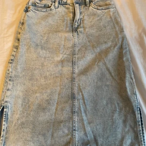 Kort jeans kjol - Jätte fin kort jeans kjol som går ner till knän. Bra skick och använd tre gånger. ✨pris kan diskuteras✨🩵