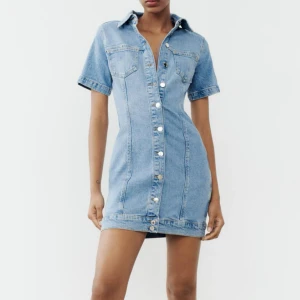 Jeans klänning  - Klänning i denim, som aldrig är använd då den är för liten för mig🥰