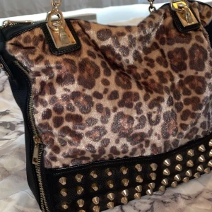 Leopard väska  - Min absoluta favoritväska säljes då den inte kommer till användning längre! Rymlig och i bra skick. Har dock en slitning bredvid dragkedjan, skriv för bilder/mer info🤎🖤🤎 Pris kan diskuteras vid snabb affär. Skriv innan trycker köp nu!
