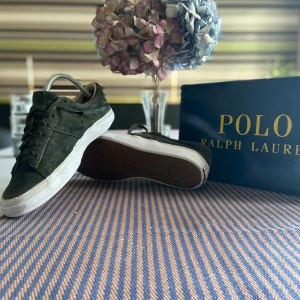 Polo ralph lauren skor.  - 9/10 skick  Med nya skorsnören med högkvalitativ men även utbyta suler som ger mer stöd för fotsulorna.  Nyligen lagade och tvättade.  Storlek 39-40  Pris kan diskuteras  Kontaktas oss för mer information om skorna. 