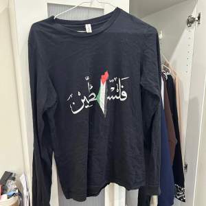 Långärmad Palestina tröja som är använd ett par gånger men är i väldigt bra skick. Storlek s men passar m också 