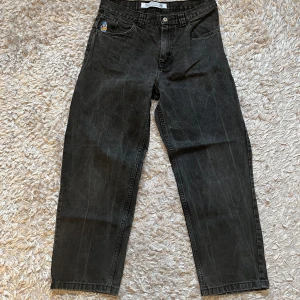 93’ Denim från spolar Skate Co. - Feta svarta jeans i modellen 93’ denim från polar. 9/10 skick, baksidan på benen är lite nertrampade(skriv för bild)! Säljer då de inte riktigt är min stil längre! Strl 32x32! Skriv vid eventuella funderingar eller för fler bilder🙌🏻