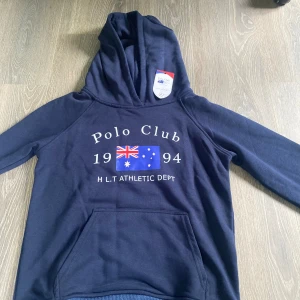 Polo Huvtröja (märke: polo) marinblå - Helt ny huvtröja med prislapp. Säljer för den ej passar Nypris: 500kr Mitt pris:125kr Hör av er vid frågor och funderingar☺️