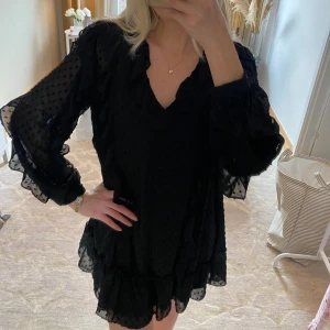 Klänning  - Klänning med volanger från Zara💓Prislapp kvar och skärp tillkommer! Storlek S. Köparen står för frakt. 