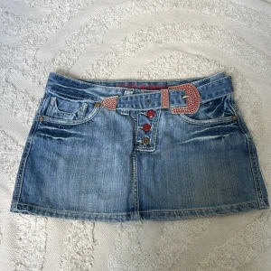 Cool jeanskjol - Så sjukt cool jeanskjol med inbyggt bälte! Säljer pga för liten, skulle säga att den passar en S/36  