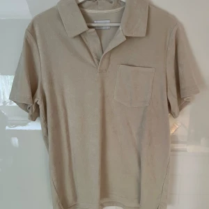 Ljus froté piké - Säljer en ljus froté piké. Säljes pga för stor. Tröjan är en stor S. Alltså passar M. Säljer för 249kr. 