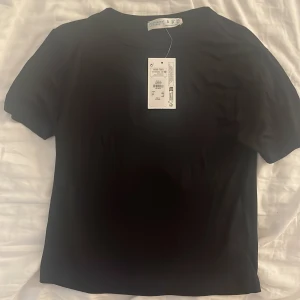 T-Shirt  - Materialet är soft tuch och lite kortare än vanliga tröjor som är i storlek S plagget är aldrig använt