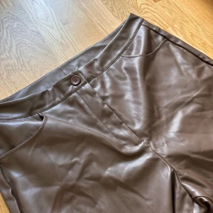 Svarta skinnbyxor  - Helt oanvända skinnbyxor i storlek 44