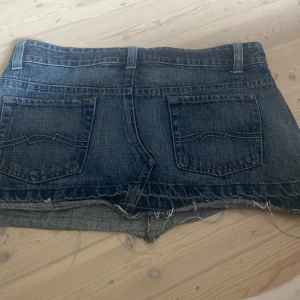 Jeans kjol💕  - Jeans kjol❤️ säljer pga att inte använder den💕 den är bra skick! Och superfin! Köpte på second hand så nån har använt den innan men jag själv ser inga hål eller något tecken på användning💕 skriv innan köp❤️  Om ni är under 13 skriv till mig på Vinted💕