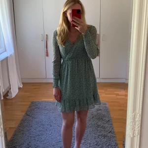 Blommig klänning  - Supersöt grön- och vitblommig klänning💚 Storlek ca s 🌸