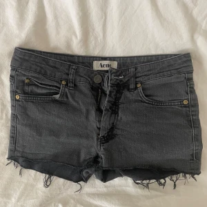 Lågmidjade jeansshorts - Grå/svarta jeansshorts från acne, superfina och i jättebra skick. Säljer då de ej kommer till användning, pris är diskuterbart❤️🤩🙏