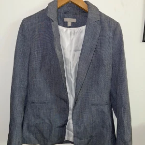 Grå kavaj - Grå kavaj som är i fint skick! 