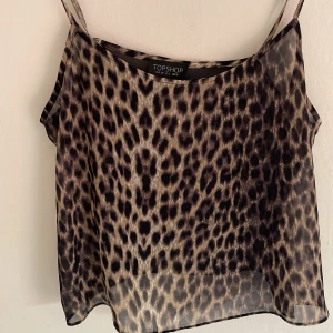 Leopard topp - Söt leopardtop ifrån TopShop, banden är spända med säkerhetsnålar för de var lite långa (går såklart att ta bort/justera). Storlek 38 men passar som S🤎🐆