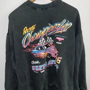 Sweatshirt med tryck - En bekväm fodrad sweatshirt från HM, tröjan är i XS och förmodligen tänkt att va lite oversized men den passar även på mig i L. :)