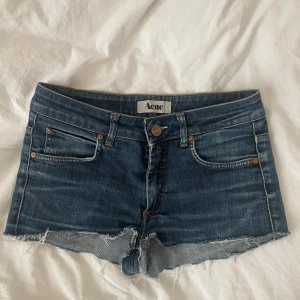Jeansshorts  - Lågmidjade jeansshorts från acne i mörkblå. Superfint skick och färg. Passar någon med storlek 34/36. Skriv för fler bilder. Säljer då de ej kommer till användning, priset är diskuterbart!❤️☀️