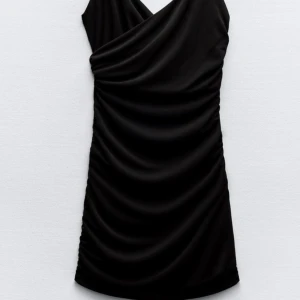 Svart draperad klänning - Svart draperad klänning från Zara i storlek M och upplevs liten i storlek! Nypris 379kr🥰