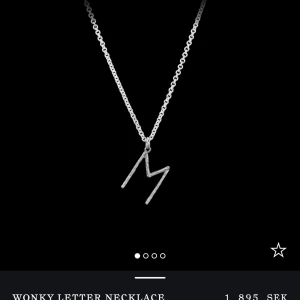 Maria Nilsdotter halsband bokstav E - Säljer nu det här jättefina halsbandet från Maria Nilsdotter köptes förra året och är sparsamt använd. Längden är 45❤️