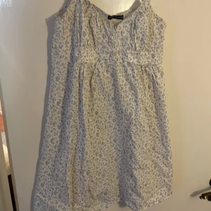 Klänning  - Säljer min suuuupersöta sommarklänning från brandy Melville. Säljes pga storlek. Införskaffad innan sommaren. Aldrig använd. Sann till storleken. Passar även xs,s,m. 💖☺️