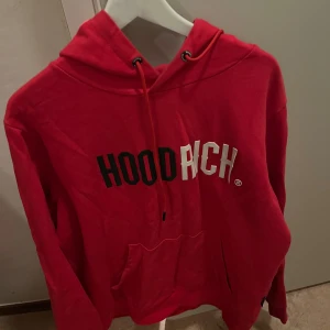 Hoodrich hoodie. - Hoodrich hoodie i färgen röd och storleken L men passar även M, köpt för ett tag sen och använt den fåtal gånger.