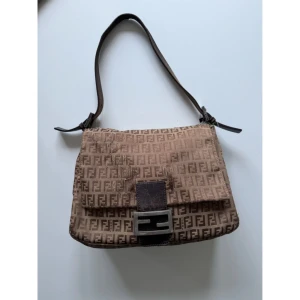 Fendi väska  - Fendi väska från vestier kommer inte till användning Lite sliten så där av priset 