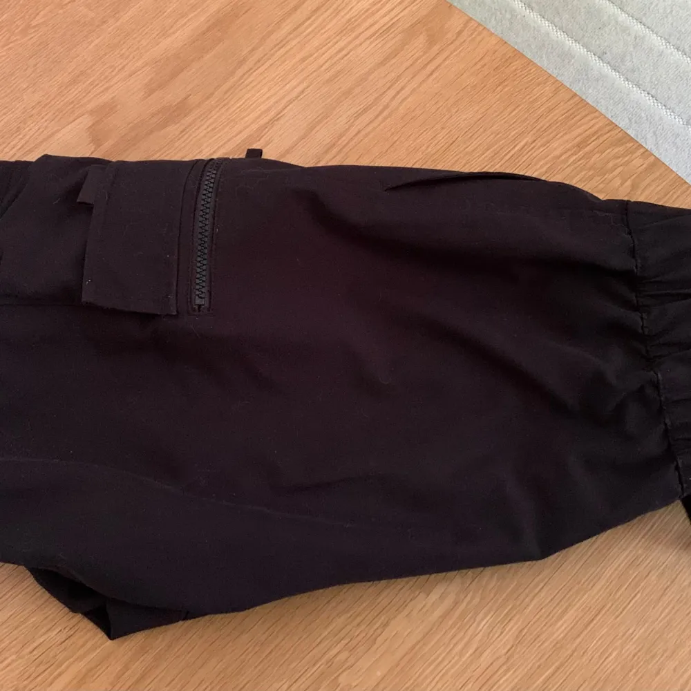 Snygga shorts i cargomodell men mer av snyggbyxe-feeling. Använda men felfria och lika svarta som vid nyköp. Nypris 849 kr.. Shorts.