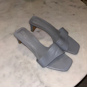 blå klackar🦋🫐 - blåa klackar från h&m u bra skick med en fläck som jag tar bort enkelt innan jag skickar dem🥰🫐🦋 