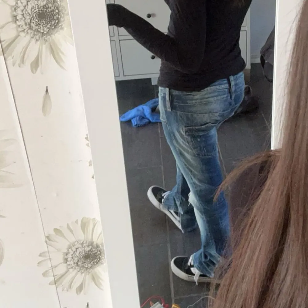 Säljer ett par jeans som har skit snygga detaljer o coola fickor. Är ca 159 och sitter bra i längden. De är väldigt low waist vilket är skit snyggt. Säljer eftersom att jag ska köpa mig ett par andra. Pris kan diskuteras ❤️. Jeans & Byxor.