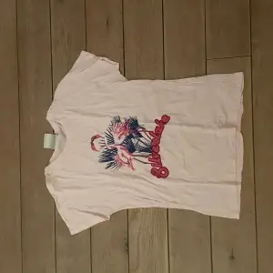 Super gullig t-shirt. Till ett par jeans, antingen blåa elller svarta. Går även bra till en kjol. Skriv vid funderingar, bilder och vid frågor. 